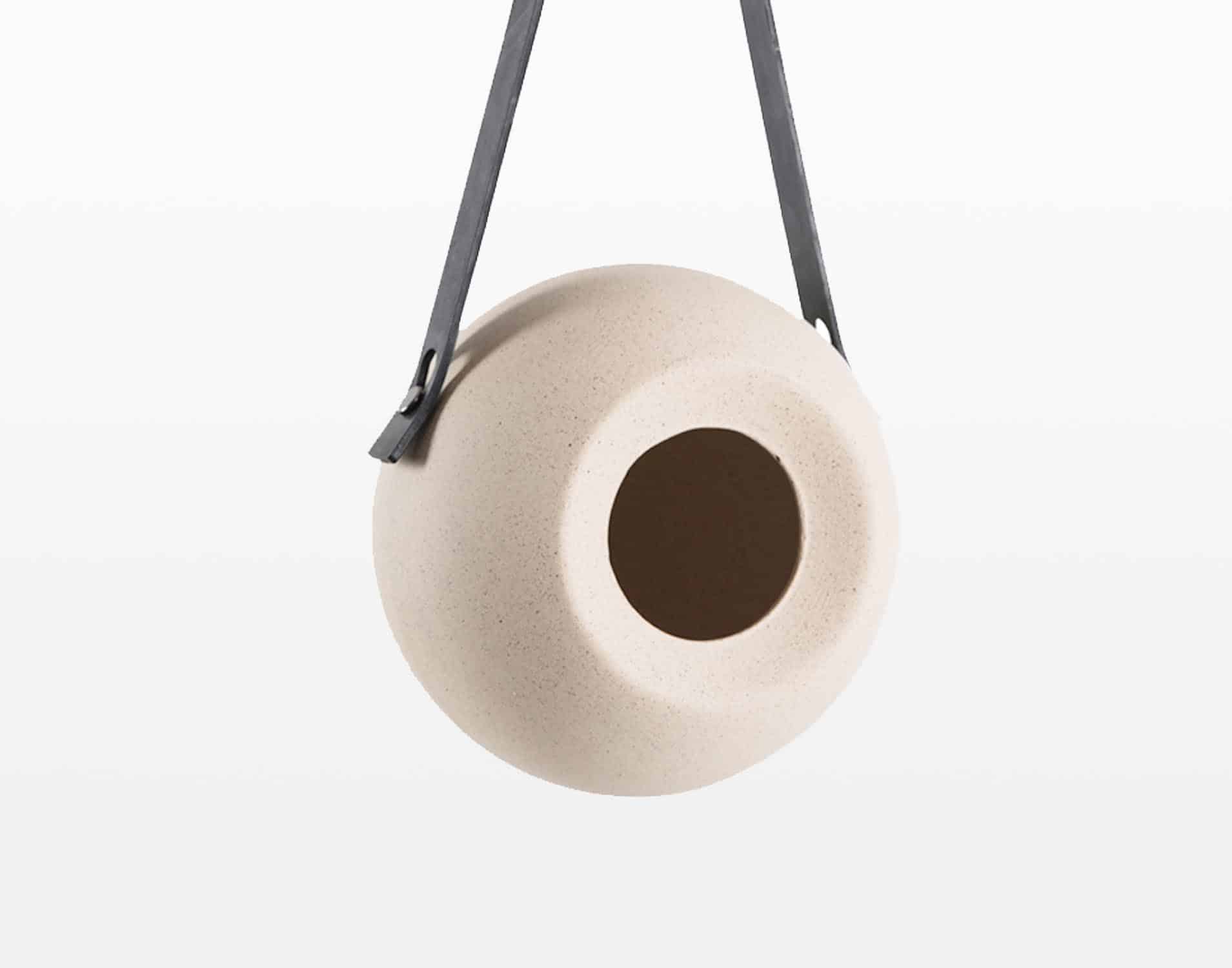 Voederbol Lisa Beige in een sfeervolle tuin