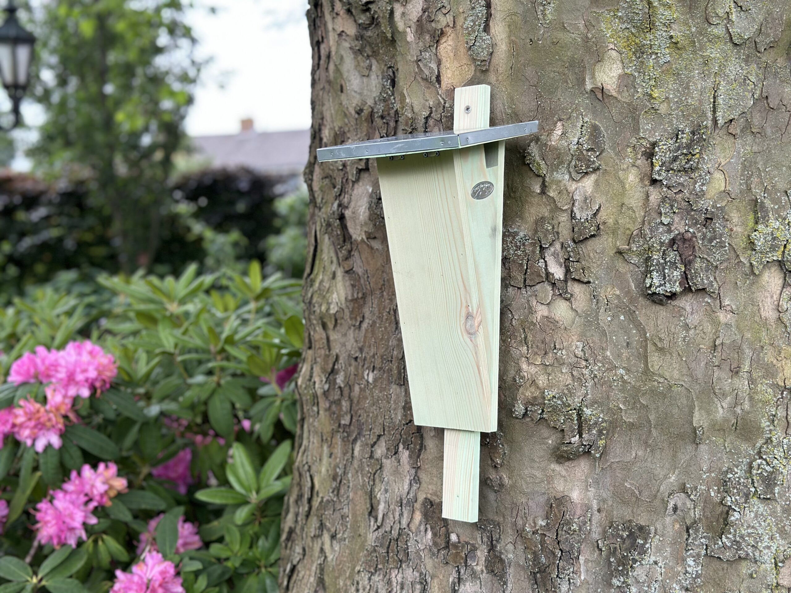 Nestkast Arbor van FSC® gecertificeerd hout aan een boom – The Bird Family